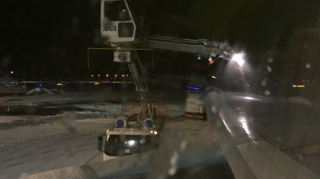 新千歳空港での飛行機の除雪作業