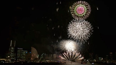船から横浜開港祭花火