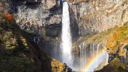 紅葉の華厳の滝と虹
