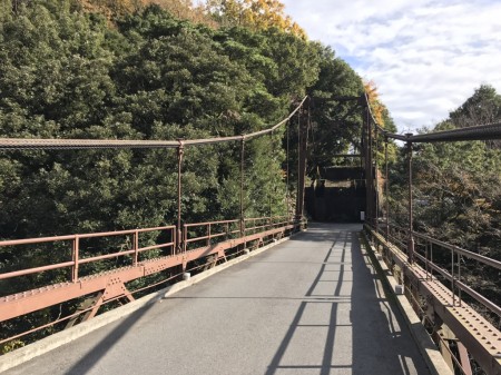 箱根早川橋梁（出山の鉄橋）の紅葉の撮影スポット